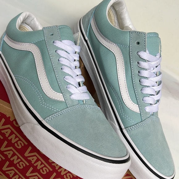 Vans WMNS Old Skool Color Theory Canal Biue
VN0007NTH70
Sneakers - Picture 10 of 16